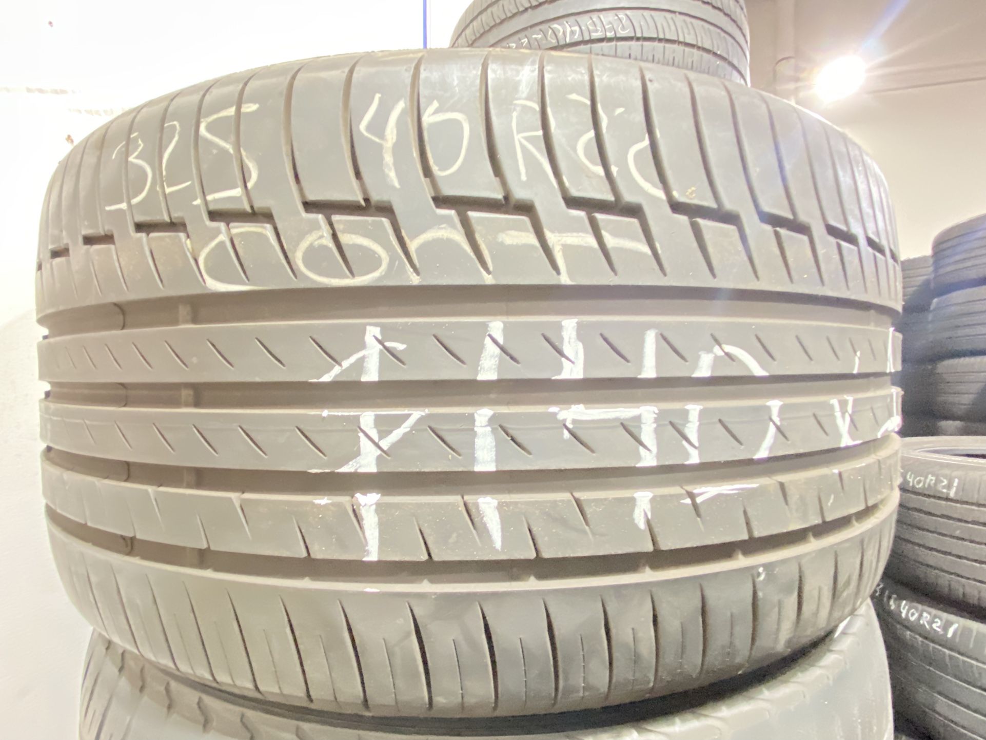 325/45R22 Continental (One)