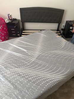 Queen size sealy posturepedic mattress