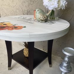 Pretty Round Table With poppy 