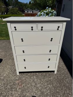 ikea glossy hemnes 6 drawer dresser (DELIVERY AVAILABLE)