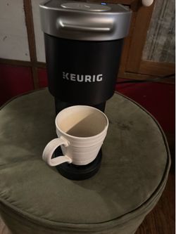 Keurig 1 cup coffee maker still like new asking  45 don’t