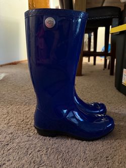 UGG Blue Glossy Rain Boots size 7 woman’s