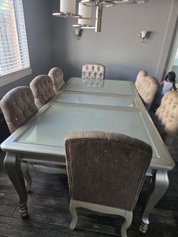 Table with 8 chairs
