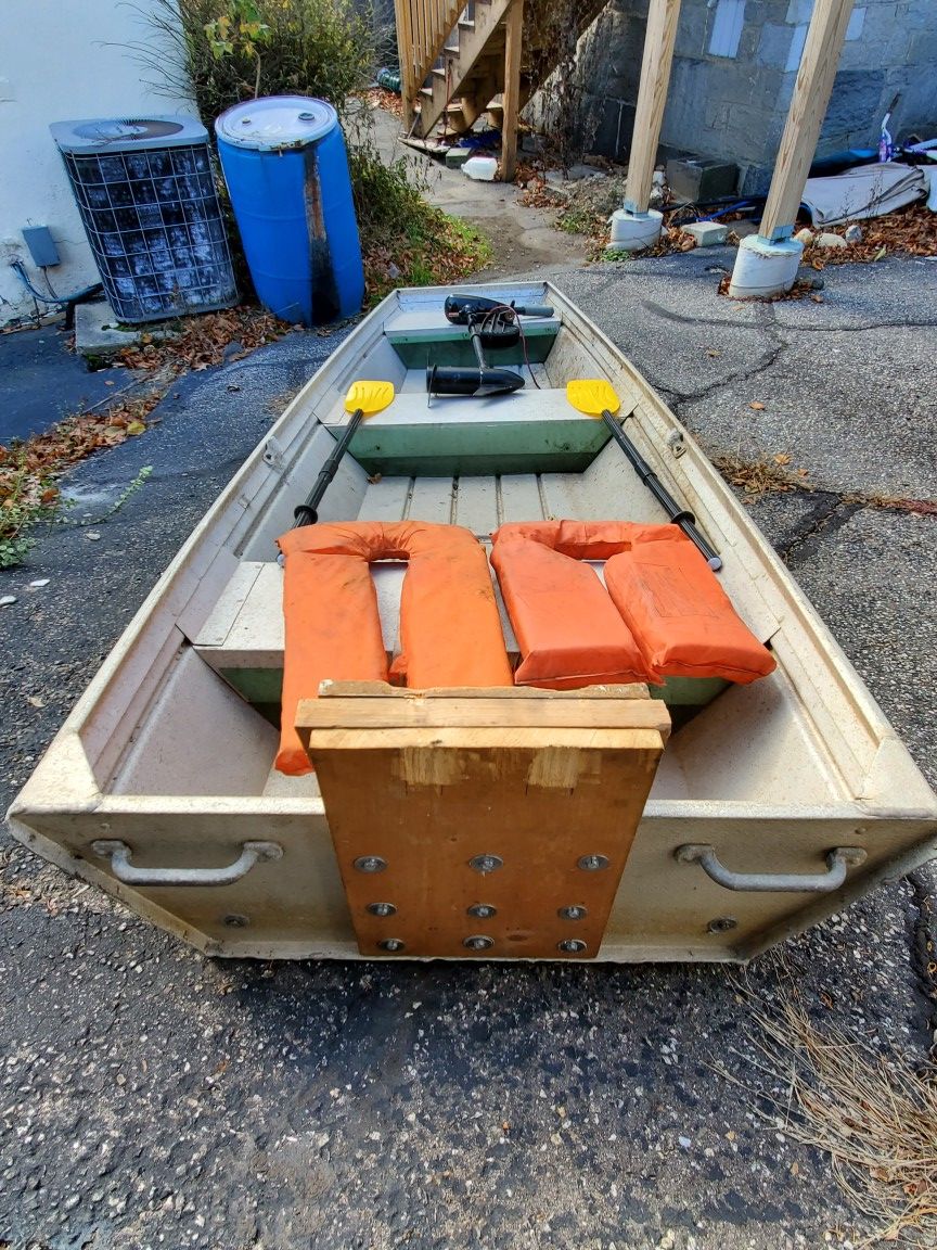 10 foot. Flat bottom boat/ John boat.