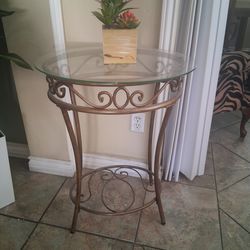 17x22 Round/ hight is 30"Glass top on brass (Jurupa Valley Area)