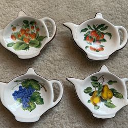 Set of 4 vintage ceramic tea bag  holders Grapes, Pears, Strawberries, and Apples.  Excellent condition.