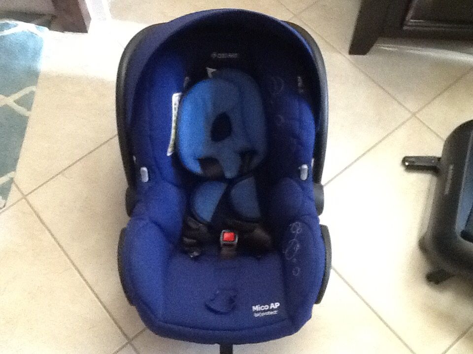 Maxi Cosi car seat with 1 base.