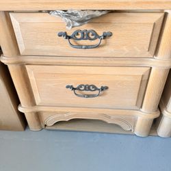 Solid wood bedside table, 90% new.