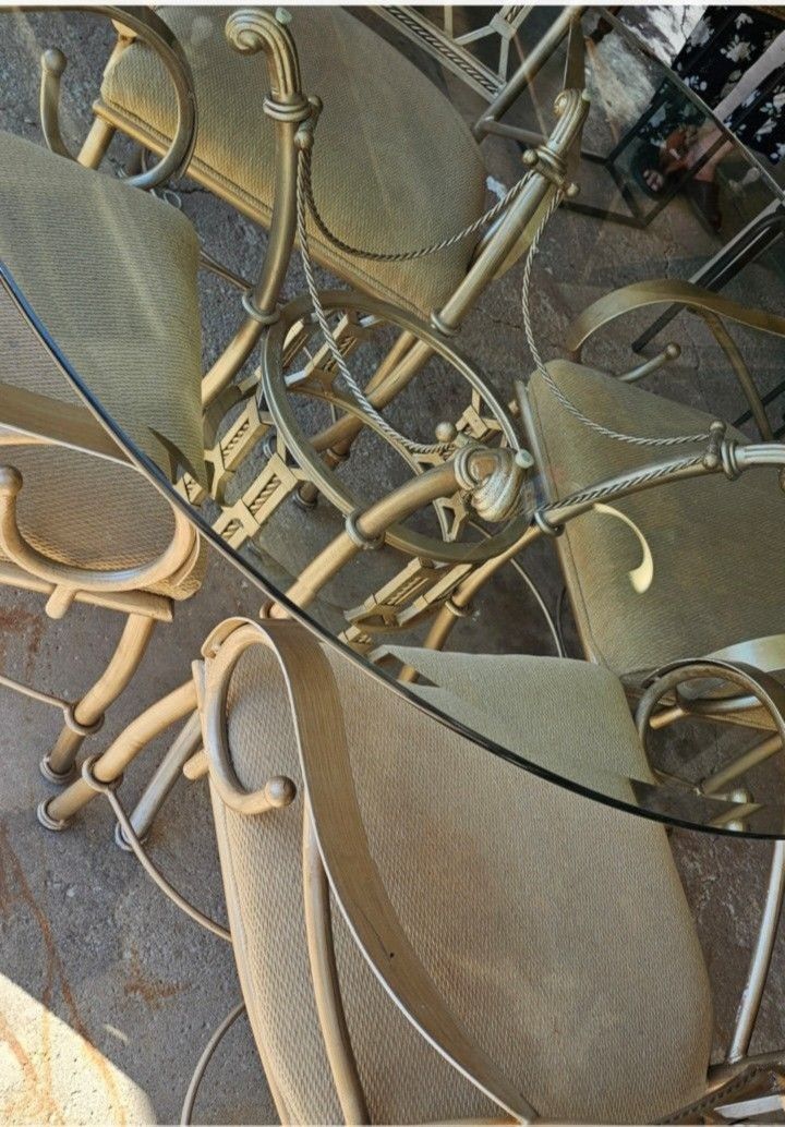 Table (4) Chairs 