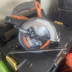 RIDGID 18V Brushless Cordless 7-1/4 in. Circular Saw.  
