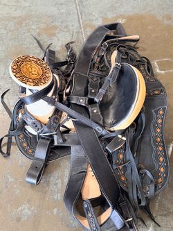 Montura de cuero con fuste de mesquite
