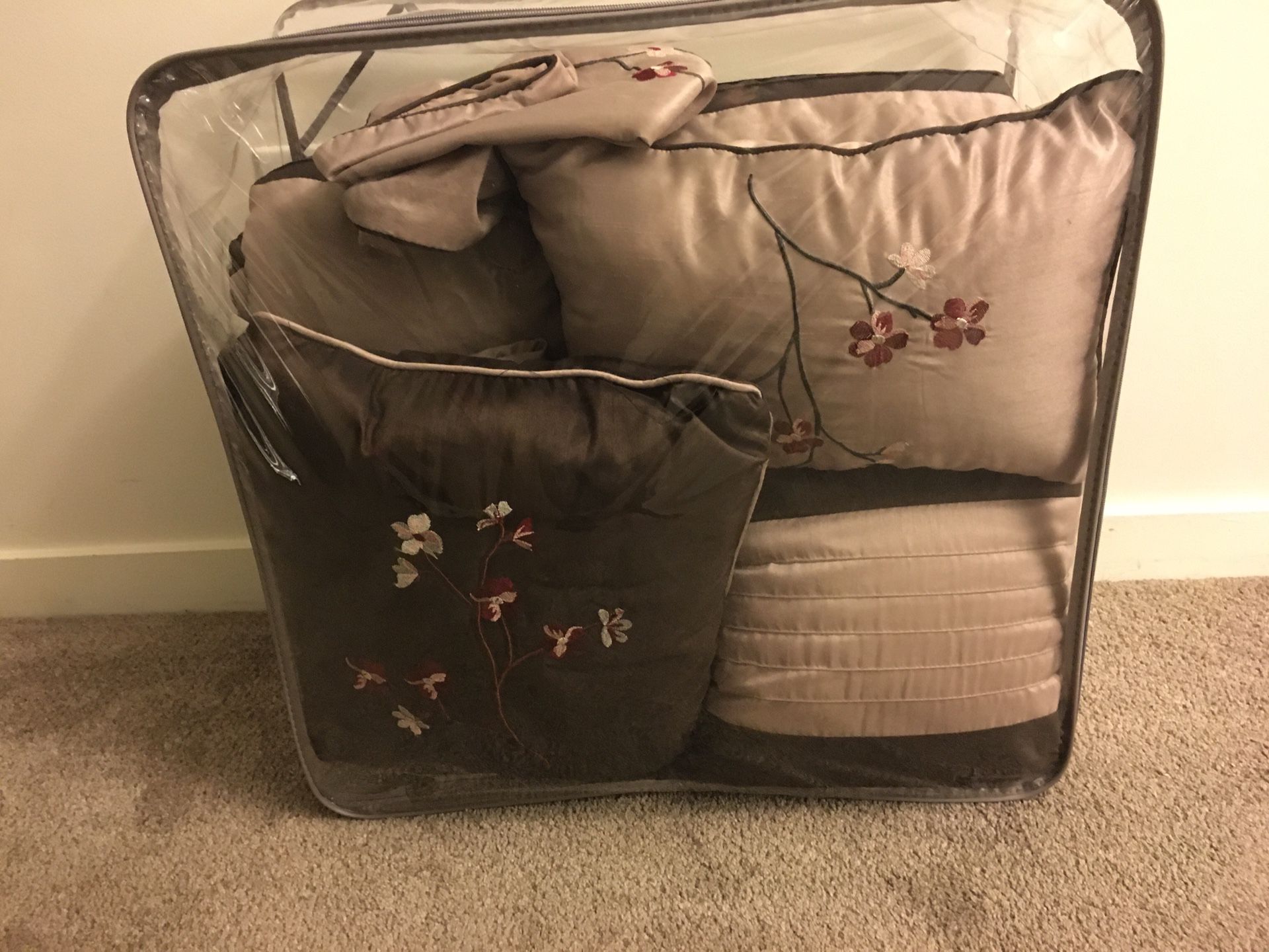 Queen comforter with matching pillows