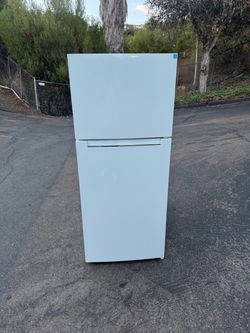 NEW 17.6 cubic refrigerator fridge with freezer full size ENERGY STAR (free local delivery)