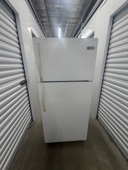 Frigidaire Top-Freezer Refrigerator White
