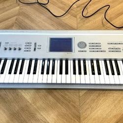Korg Tritón 