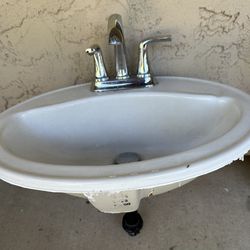 Oval bathroom Sink with Single Mount Faucet and drain plug