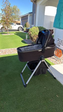 Nuna Bassinet with stand