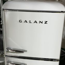 Galanz Retro Dual Door 4-cu Ft Mini Fridge With Freezer White Energy Star