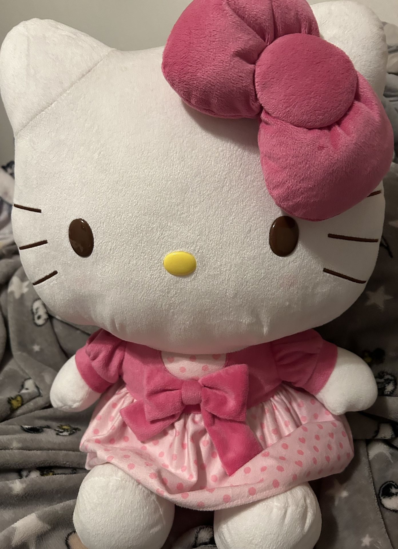 Hello kitty plushie 