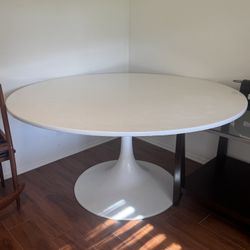 White Round Dining Table! (5’ Diameter)