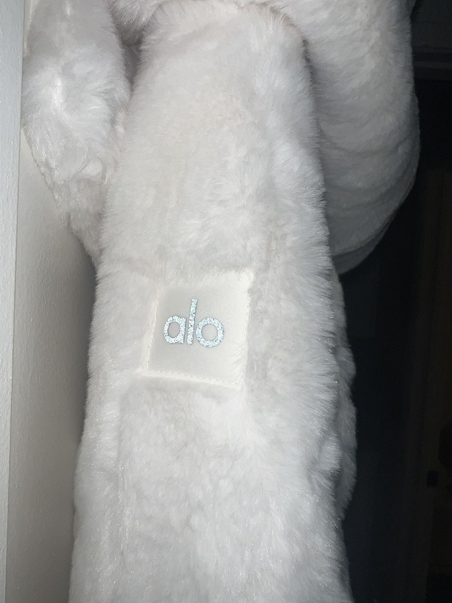 Alo Yoga FOXY FAUX FUR Jacket Sold Out Everywhere Medium