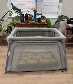 Newton Deluxe Travel Crib & Play Yard with 2 Newton sheets
