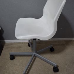 IKEA white plastic swivel chair (like new condition)