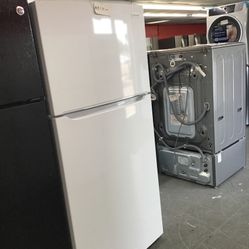 New Scratch And Dent Frigidaire 18 Cu Ft Top And Bottom Fridge. 1 year Warranty 