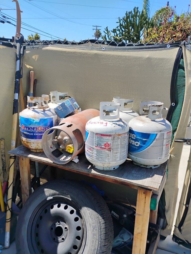 5 Gallon Propane Exchange Tanks, & 1 Forklift Tanks