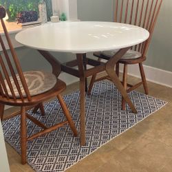 Table / Chairs