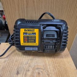 Dewalt DCB1106 Charger 6 Amp