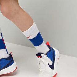 NIKE TEAM HUSTLE D10 GS 'WHITE GAME ROYAL' Size 6Y