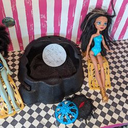 Monster High Cleo De Nile 13 Wishes Desert Frights Oasis Chairs, pool, and Fire Pit.
