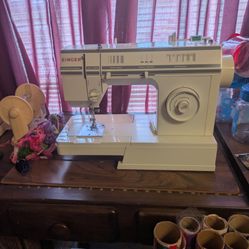 Singer Sewing Machine W/table