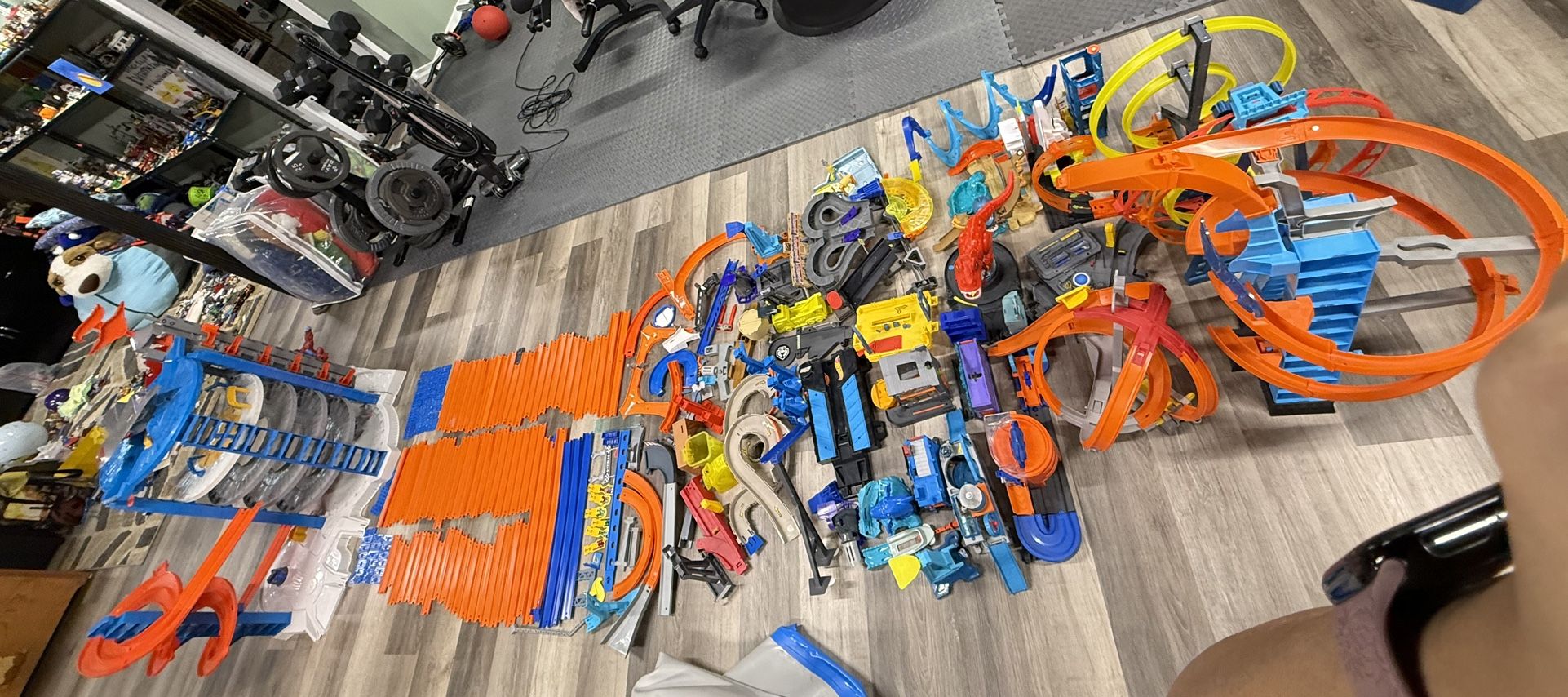 Multiple Hot Wheels & Matchbox Set, Including Ultimate Garage - More Than 25