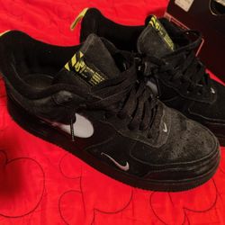 Nike Air Force 1 Low    Cut Out Swoosh Black