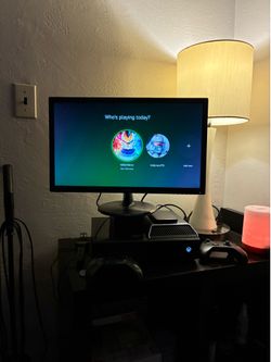 Xbox one original 500 GB comes with two controllers and intake cooler and 2 controls with the monitor