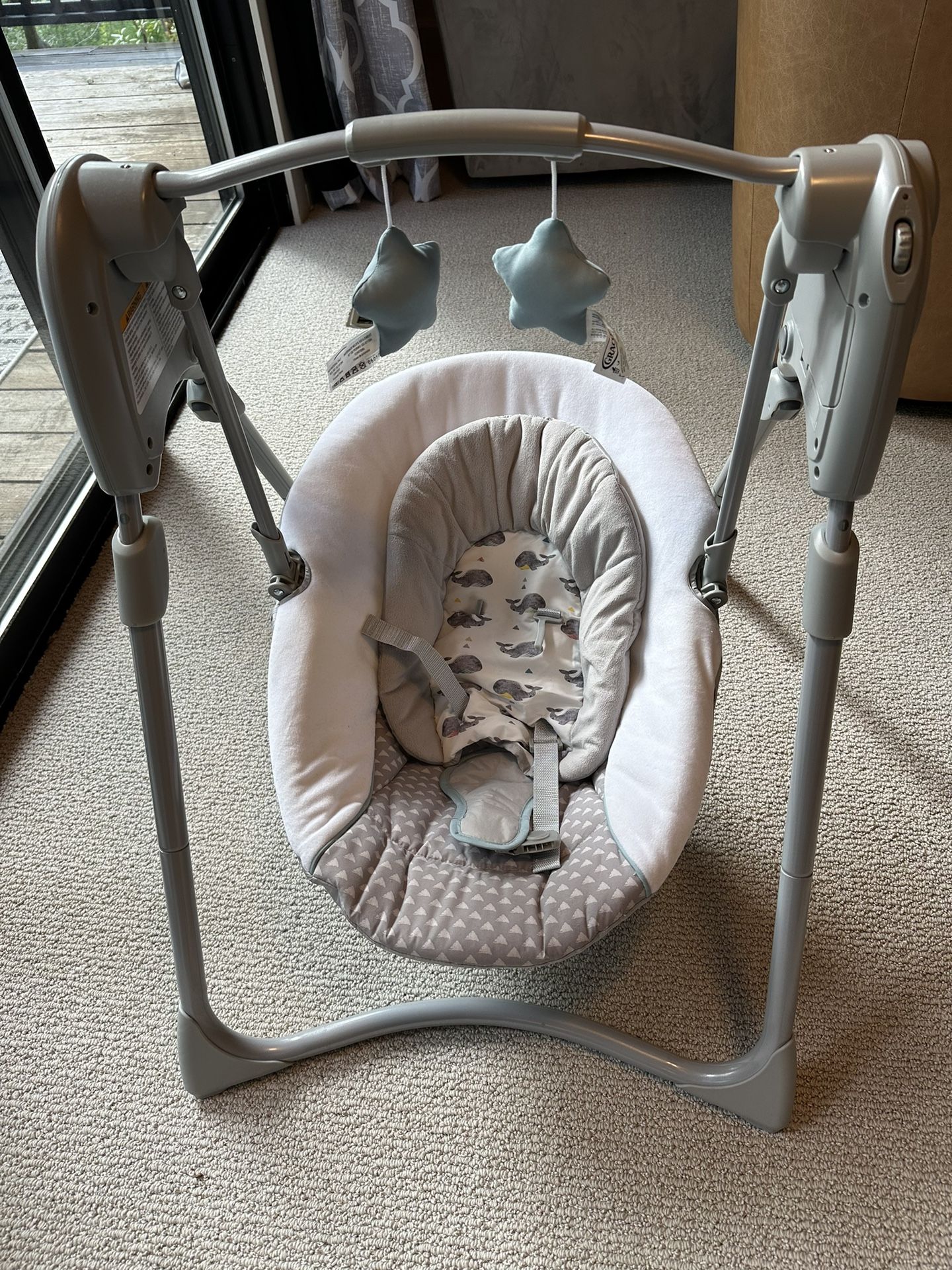 Graco Slim Spaces Compact Baby Swing