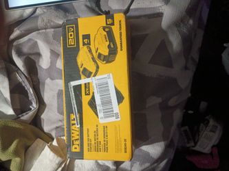 DEWALT 4aH and 5aH battery starter kit with charger
