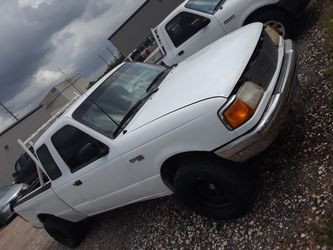 96 ford ranger cavina y media estandar motor resien reveldiado tiene un pequeno golpe en la caga titulo salvage