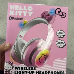 NWT licensed Hello Kitty Pink Bluetooth wireless light up Headphones