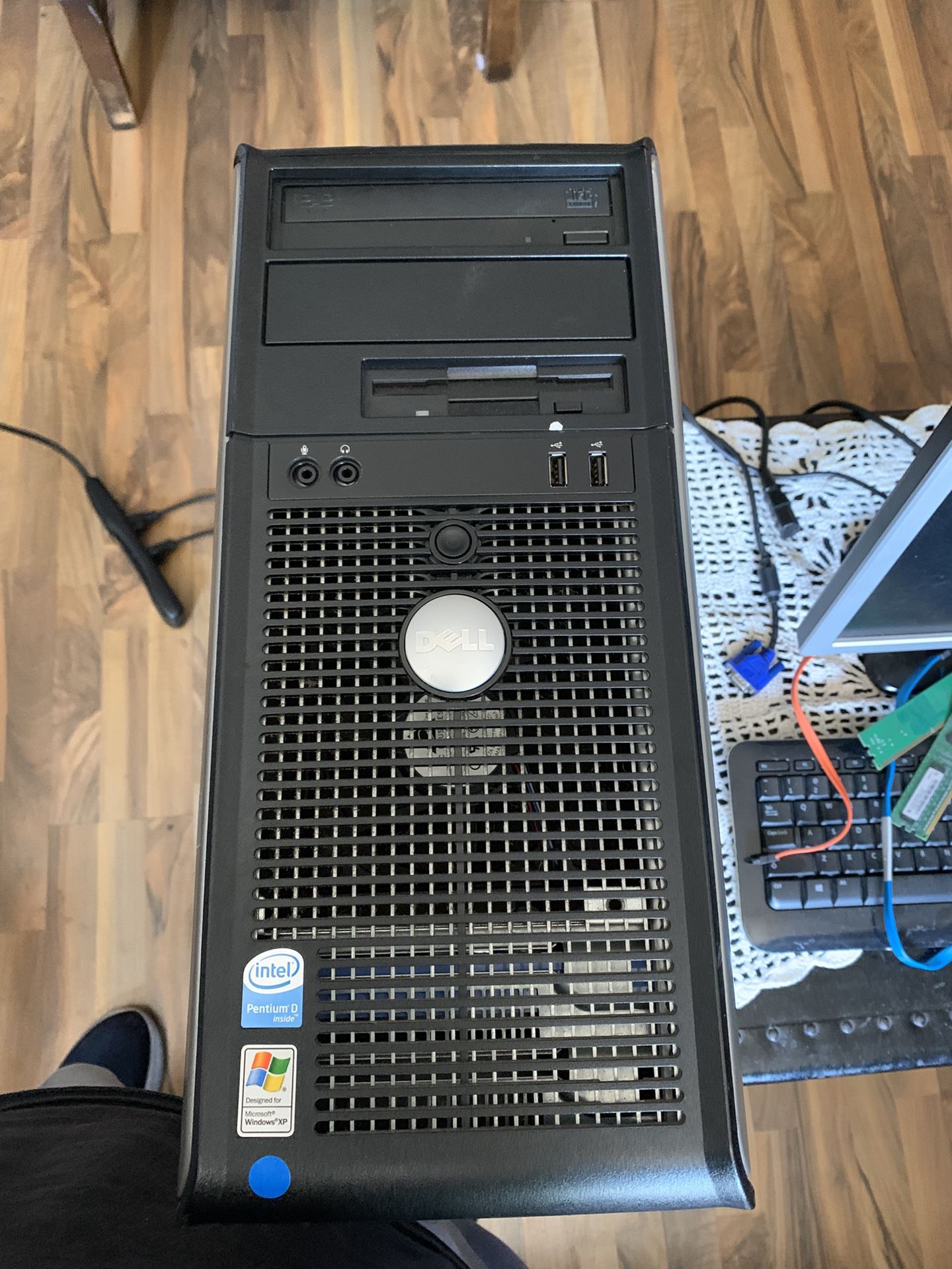 Dell Desktop With 15 In Monitor. Free Free