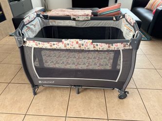 Baby Trend Lil Snooze Deluxe II Nursery Center Playard – Full-Size Bassinet, Changing Table & Tote Bag