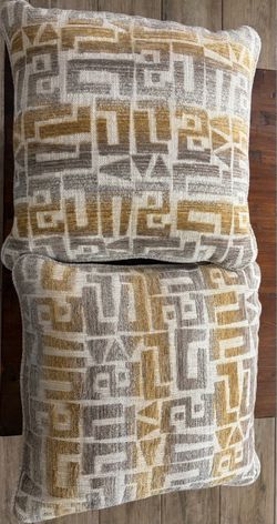 Couch/throw pillows (4)