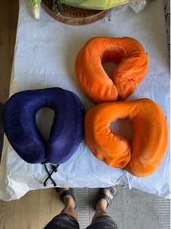 Travel neck pillow