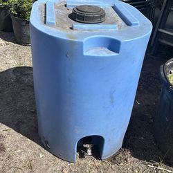 Liquid storage container
