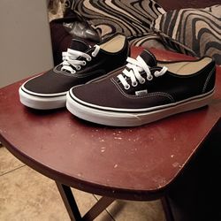 VANS MENS SIZE 11 IN NEW CONDITION 
