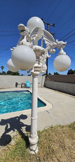 Gargoyle Pole Light for Sale in San Bernardino, CA - OfferUp