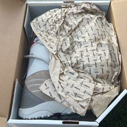 Women’s snowboarding boots, size 9, like new