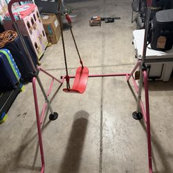 👉 Kids Swing Set – Indoor/Outdoor – Great Condition 🎠